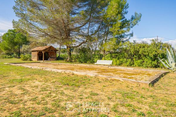 Villa de caractère avec parc paysager, étang et piscine