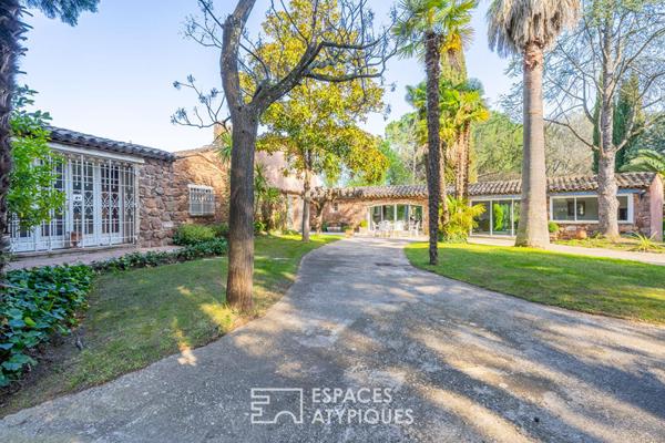Villa de caractère avec parc paysager, étang et piscine