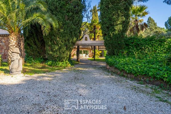 Villa de caractère avec parc paysager, étang et piscine