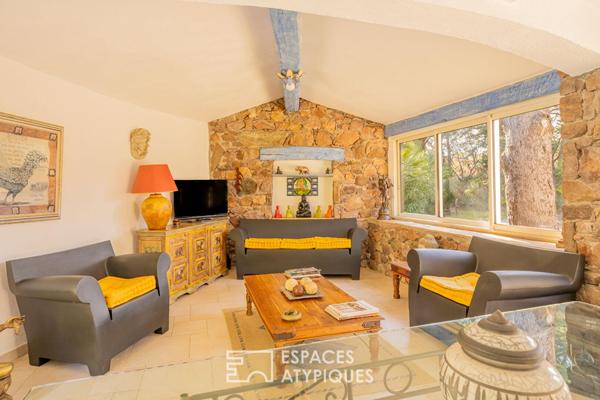 Villa de caractère avec parc paysager, étang et piscine