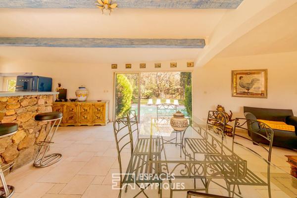 Villa de caractère avec parc paysager, étang et piscine