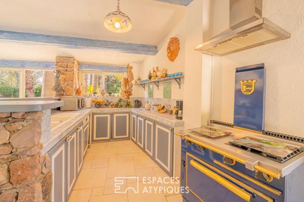 Villa de caractère avec parc paysager, étang et piscine