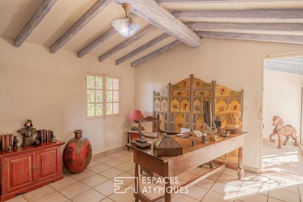 Villa de caractère avec parc paysager, étang et piscine