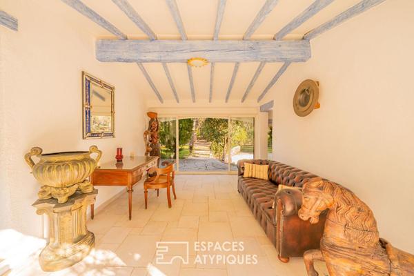 Villa de caractère avec parc paysager, étang et piscine