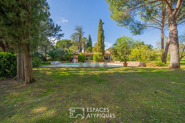 Villa de caractère avec parc paysager, étang et piscine