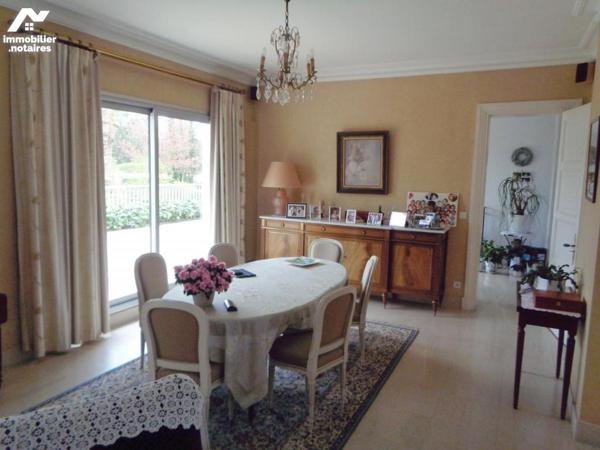 Proche du centre  ville maison de 300 m² habitable bâtie sur et avec 1280 m² environ clos et arboré