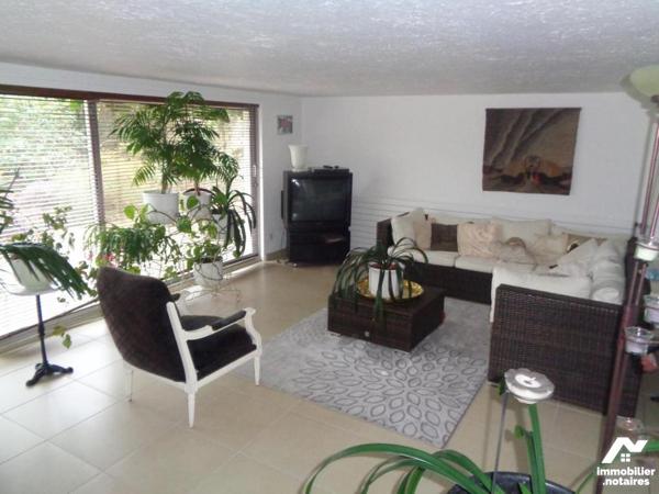 Proche du centre  ville maison de 300 m² habitable bâtie sur et avec 1280 m² environ clos et arboré