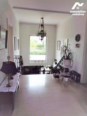 Proche du centre  ville maison de 300 m² habitable bâtie sur et avec 1280 m² environ clos et arboré