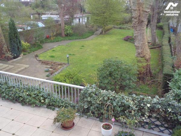 Proche du centre  ville maison de 300 m² habitable bâtie sur et avec 1280 m² environ clos et arboré