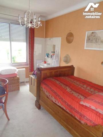 Proche du centre  ville maison de 300 m² habitable bâtie sur et avec 1280 m² environ clos et arboré