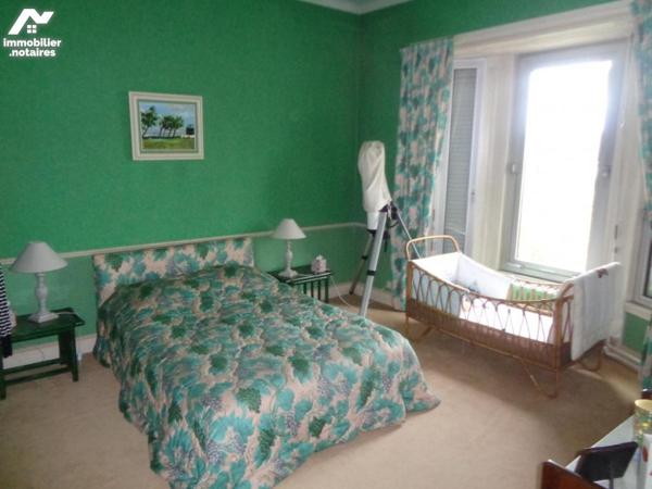 Proche du centre  ville maison de 300 m² habitable bâtie sur et avec 1280 m² environ clos et arboré