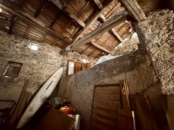 Vente                                                      Ferme
                        
                     2 pièces                                         à Saint-Germain-Lembron