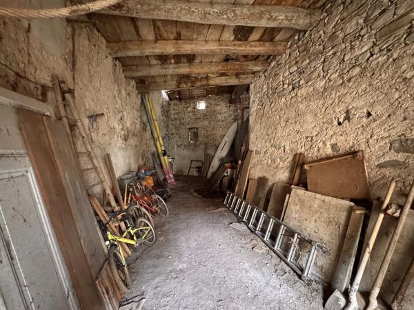 Vente                                                      Ferme
                        
                     2 pièces                                         à Saint-Germain-Lembron