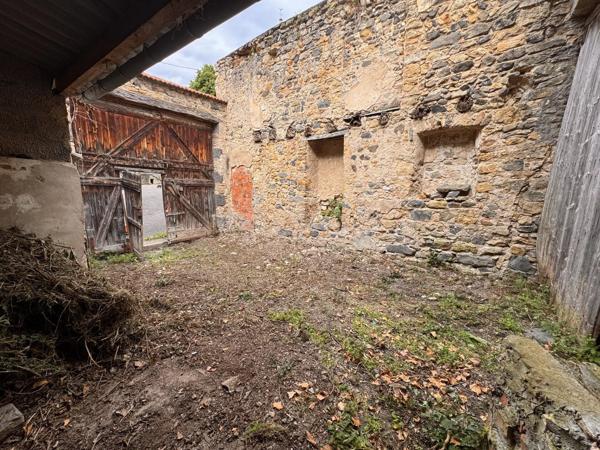 Vente                                                      Ferme
                        
                     2 pièces                                         à Saint-Germain-Lembron