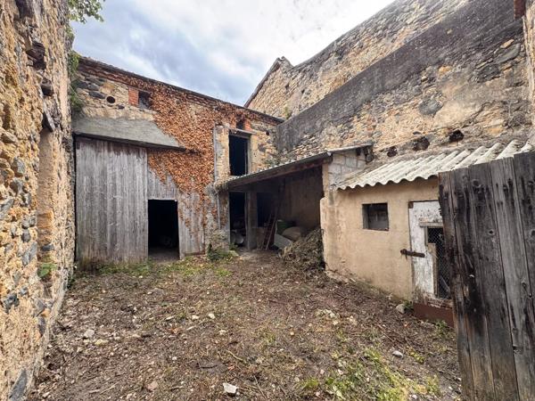 Vente                                                      Ferme
                        
                     2 pièces                                         à Saint-Germain-Lembron