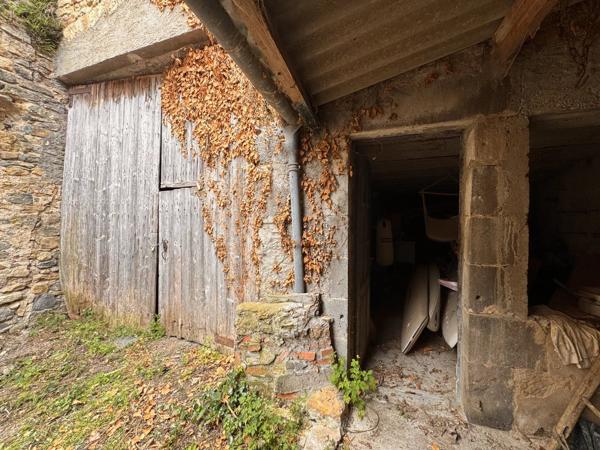 Vente                                                      Ferme
                        
                     2 pièces                                         à Saint-Germain-Lembron
