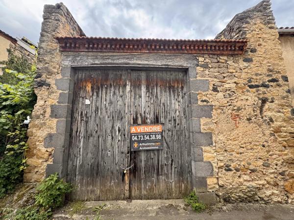 Vente                                                      Ferme
                        
                     2 pièces                                         à Saint-Germain-Lembron