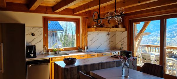 Samoëns (74340) Propriété d’exception 430 m² rénovée, vue montagnes, 17 000 m² en zone naturelle, proche Grand Massif