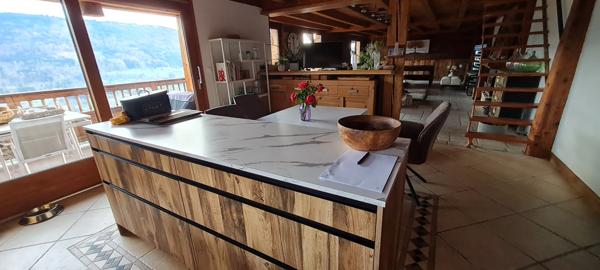 Samoëns (74340) Propriété d’exception 430 m² rénovée, vue montagnes, 17 000 m² en zone naturelle, proche Grand Massif