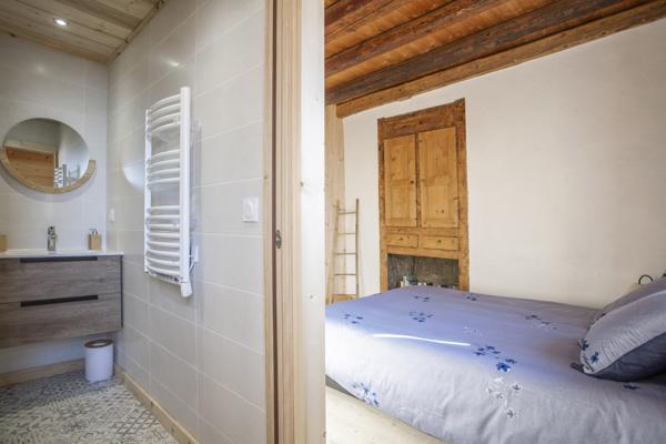 Samoëns (74340) Propriété d’exception 430 m² rénovée, vue montagnes, 17 000 m² en zone naturelle, proche Grand Massif