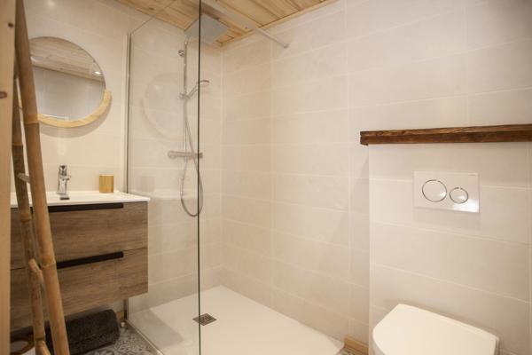 Samoëns (74340) Propriété d’exception 430 m² rénovée, vue montagnes, 17 000 m² en zone naturelle, proche Grand Massif