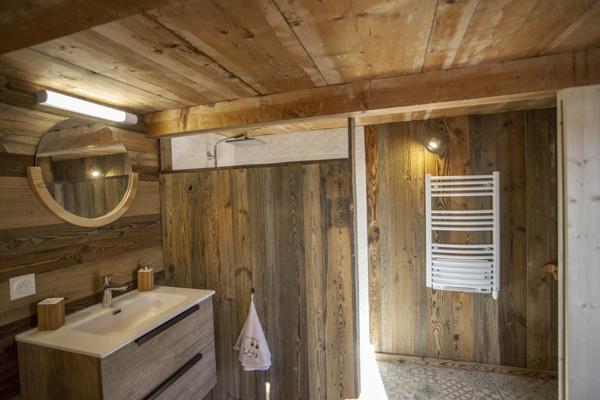 Samoëns (74340) Propriété d’exception 430 m² rénovée, vue montagnes, 17 000 m² en zone naturelle, proche Grand Massif