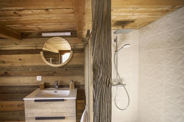 Samoëns (74340) Propriété d’exception 430 m² rénovée, vue montagnes, 17 000 m² en zone naturelle, proche Grand Massif