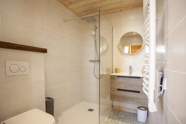 Samoëns (74340) Propriété d’exception 430 m² rénovée, vue montagnes, 17 000 m² en zone naturelle, proche Grand Massif