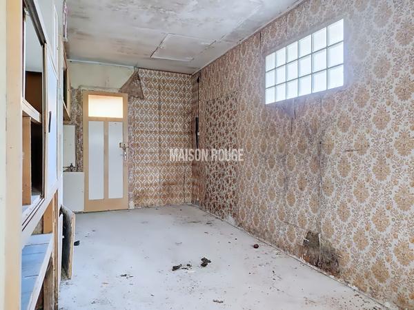 COMBOURG CENTRE : BEAU POTENTIEL POUR CE PAVILLON À RÉNOVER !
