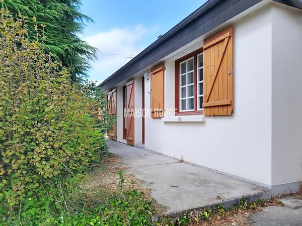 COMBOURG CENTRE : BEAU POTENTIEL POUR CE PAVILLON À RÉNOVER !