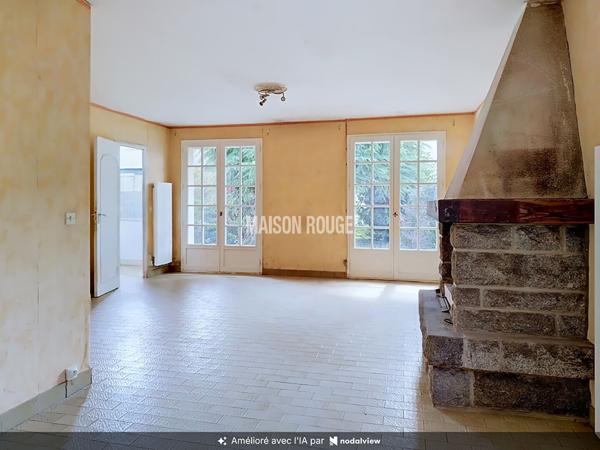 COMBOURG CENTRE : BEAU POTENTIEL POUR CE PAVILLON À RÉNOVER !
