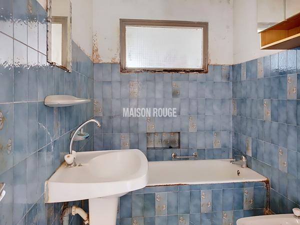 COMBOURG CENTRE : BEAU POTENTIEL POUR CE PAVILLON À RÉNOVER !