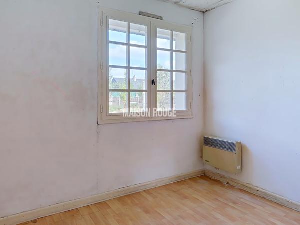 COMBOURG CENTRE : BEAU POTENTIEL POUR CE PAVILLON À RÉNOVER !