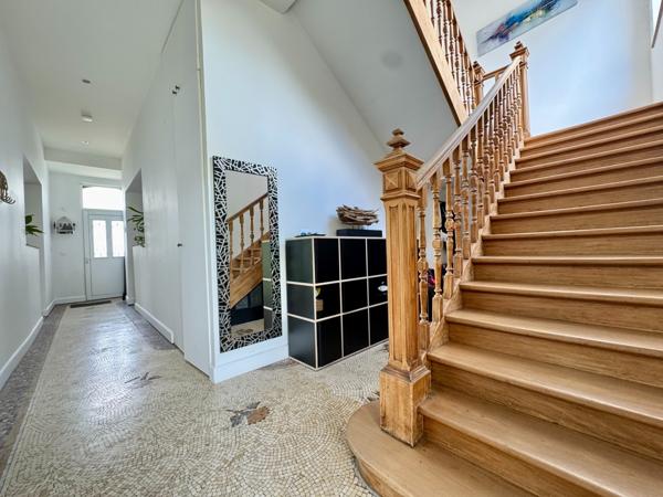 Maison Bourgeoise Rénovée de 220 m² – Le Sart, Villeneuve-d’Ascq – 6 Chambres – Jardin – Proche, Tram et Métro VILLENEUVE D ASCQ