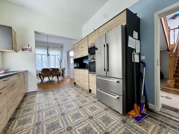 Maison Bourgeoise Rénovée de 220 m² – Le Sart, Villeneuve-d’Ascq – 6 Chambres – Jardin – Proche, Tram et Métro VILLENEUVE D ASCQ