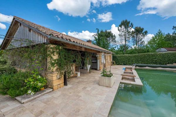 Gîtes chambres d'hôtes - Gourdon Cazals, Bel ensemble immobilier avec maison et 2 gîtes, atelier, grande piscine.