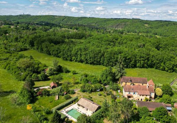 Gîtes chambres d'hôtes - Gourdon Cazals, Bel ensemble immobilier avec maison et 2 gîtes, atelier, grande piscine.