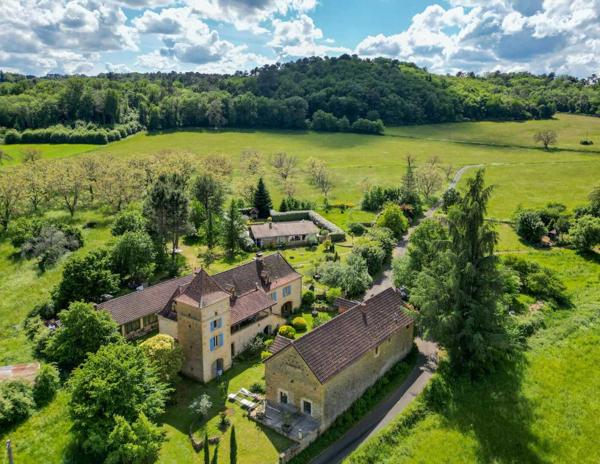 Gîtes chambres d'hôtes - Gourdon Cazals, Bel ensemble immobilier avec maison et 2 gîtes, atelier, grande piscine.