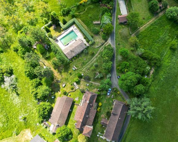 Gîtes chambres d'hôtes - Gourdon Cazals, Bel ensemble immobilier avec maison et 2 gîtes, atelier, grande piscine.