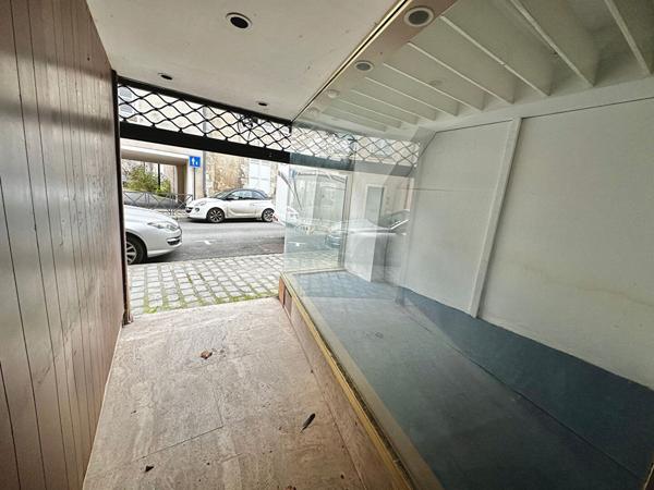 Local commercial devant le château de Nemours