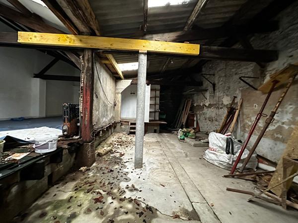 Local commercial devant le château de Nemours