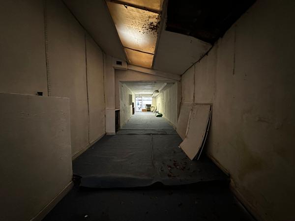 Local commercial devant le château de Nemours