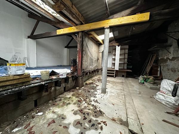 Local commercial devant le château de Nemours