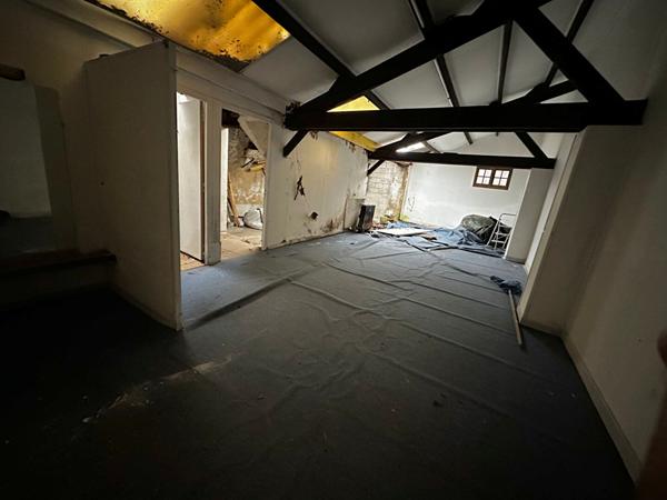 Local commercial devant le château de Nemours