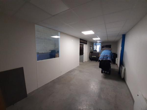 A VENDRE BEAU LOCAL D'ACTIVITE 260 m² + Préau - SAINT HERBLAIN