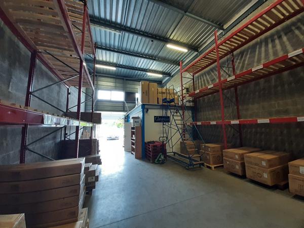 A VENDRE BEAU LOCAL D'ACTIVITE 260 m² + Préau - SAINT HERBLAIN