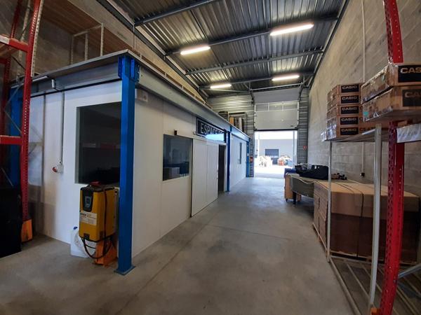 A VENDRE BEAU LOCAL D'ACTIVITE 260 m² + Préau - SAINT HERBLAIN