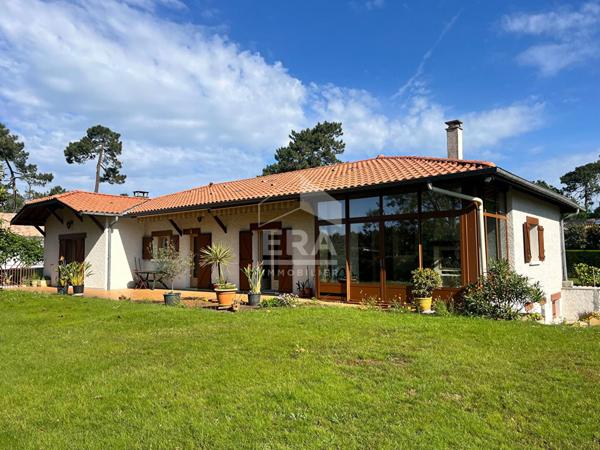 Grande maison familiale lumineuse sur terrain arboré