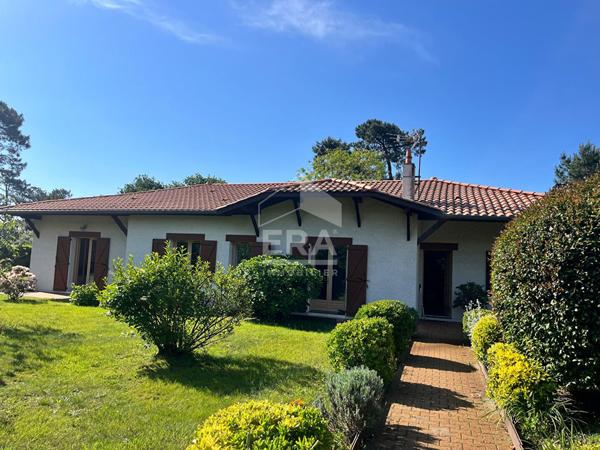 Grande maison familiale lumineuse sur terrain arboré