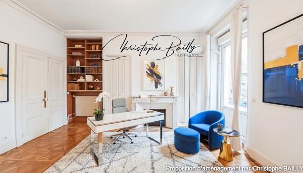 TOULOUSE Hypercentre : appartement haussmannien familial à vendre de quatre pièces, trois chambres, aux volumes remarquables, balcon filant, cave, ascenseur.